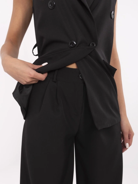 Czarny garnitur damski z szerokimi spodniami