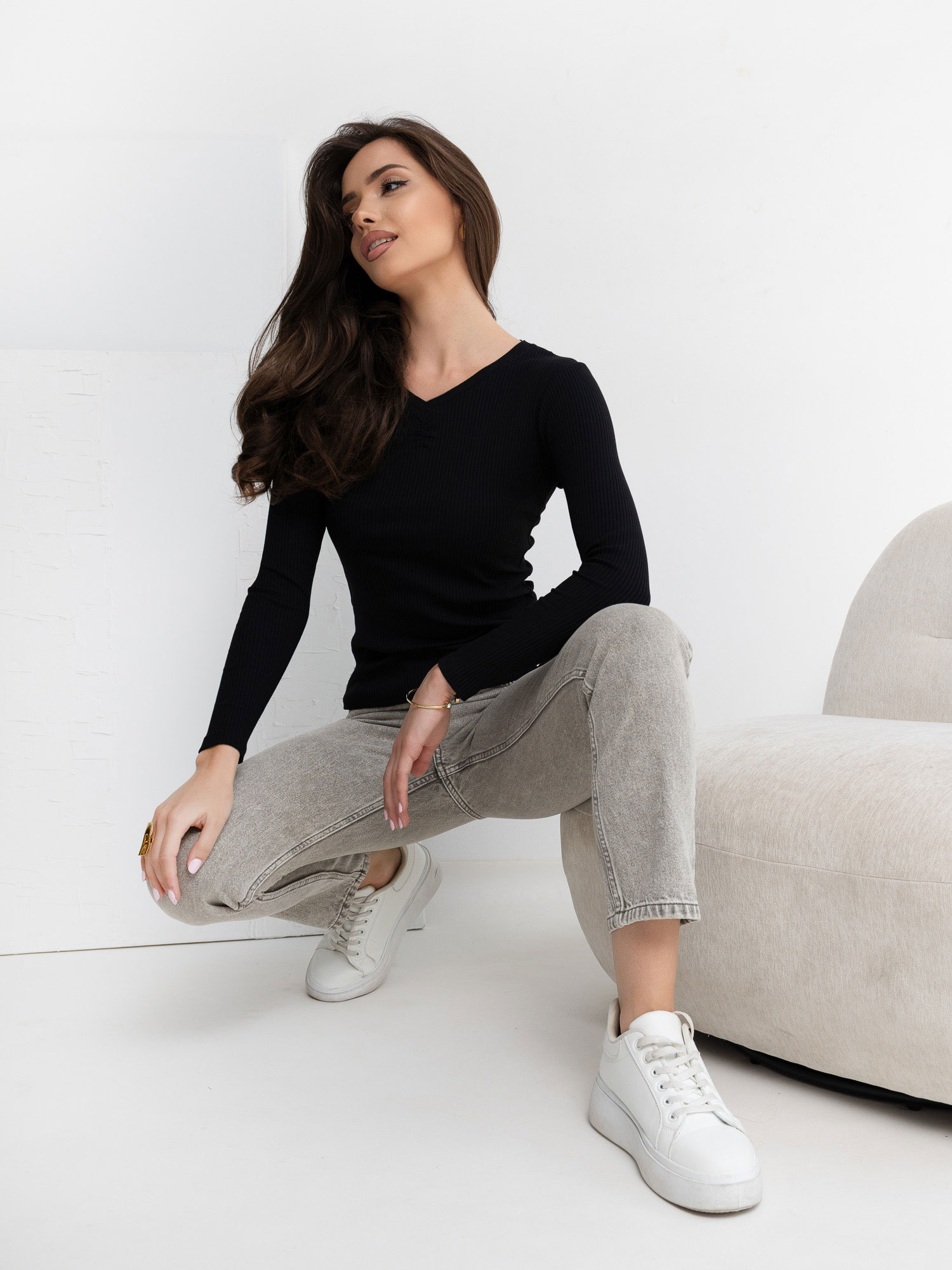 Czarna prążkowana bluzka longsleeve basic z dekoltem V