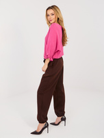 Czekoladowe dresowe spodnie z kwiatową broszką