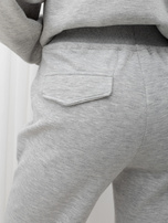 Grau Basic Sweatanzug mit Zip-Jacke.