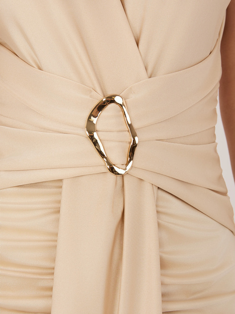 Beżowa drapowana sukienka z ozdobnym detalem RUE PARIS
