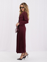 Bordeauxfarbendes plissiertes Kleid mit kontrastierendem Besatz.