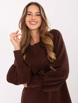 Schokoladenfarbendes Sweatkleid mit Puffärmel.