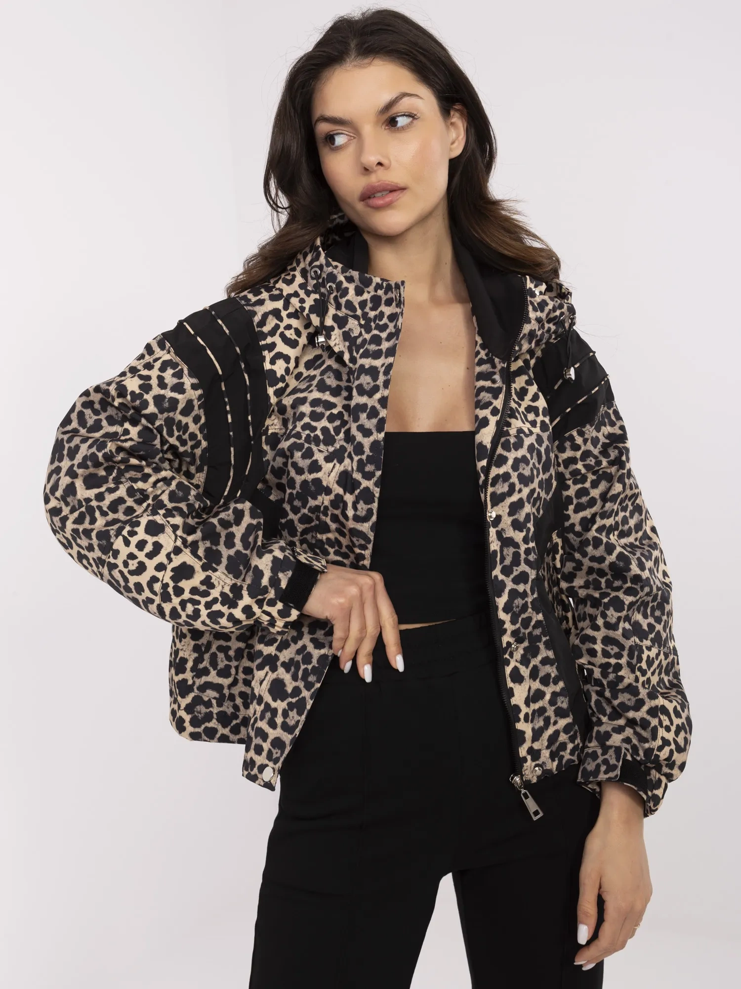 Schwarz-camelfarbene Windjacke mit Print.