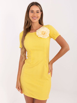 Hurt Ciemnożółta dopasowana sukienka koktajlowa na wesele