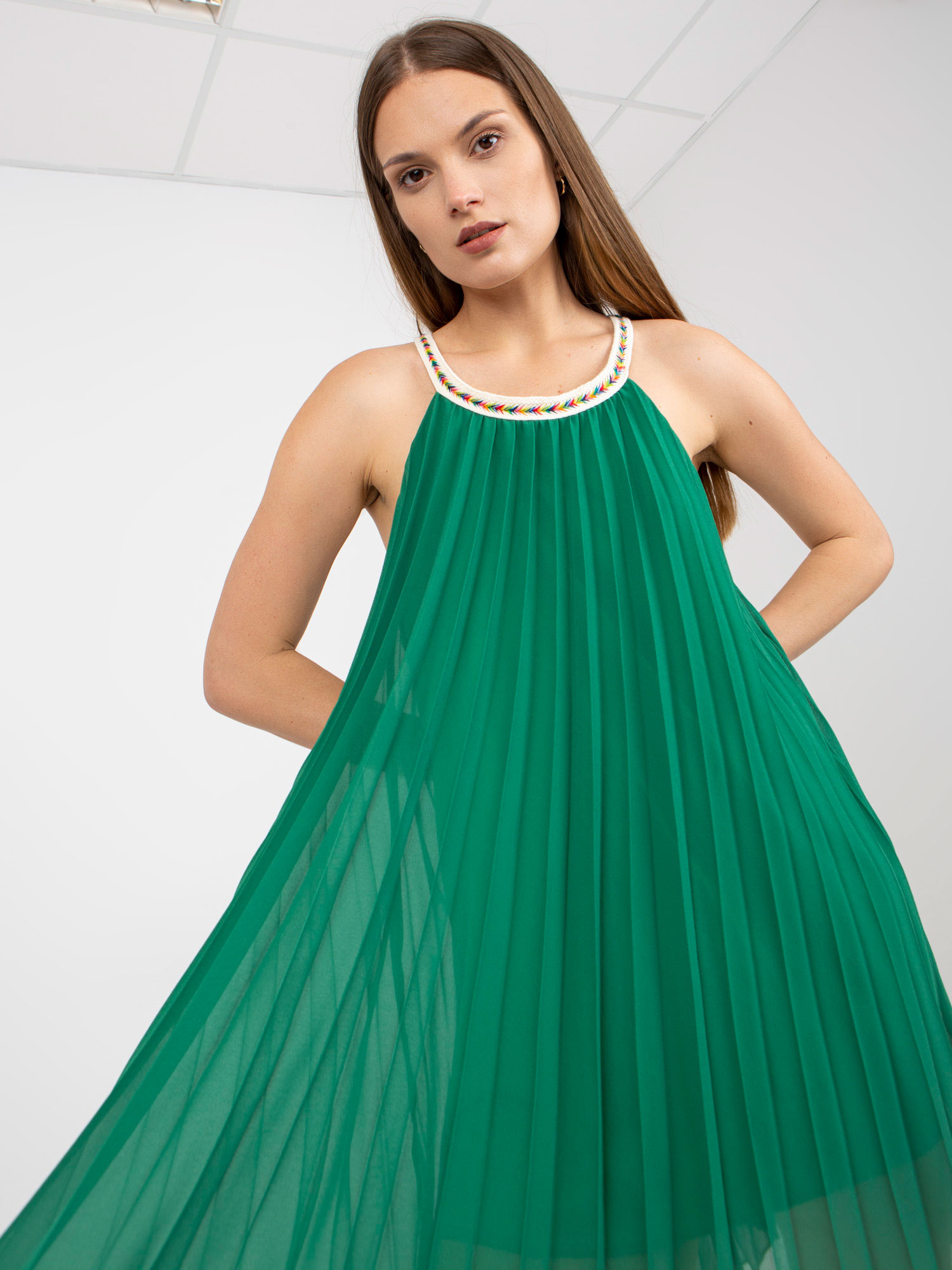 Dunkelgrünes, luftiges Kleid in Einheitsgröße mit Mini-Länge.