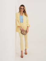 Jasnożółty damski garnitur z marszczonymi rękawami 