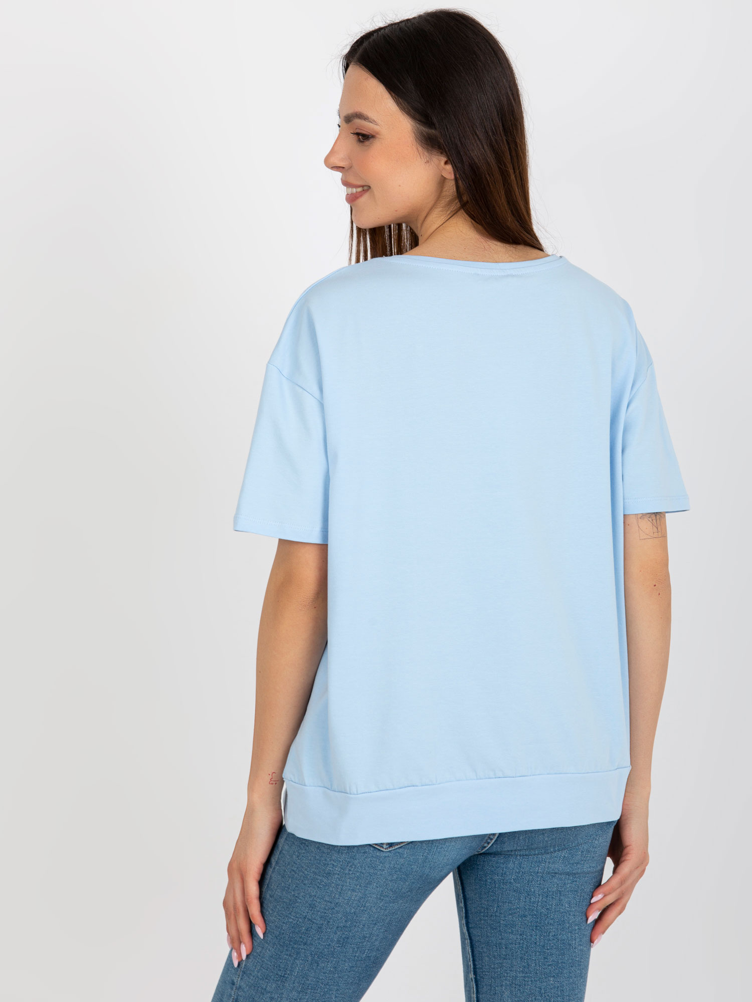 Jasnoniebieska bluzka oversize z naszywką