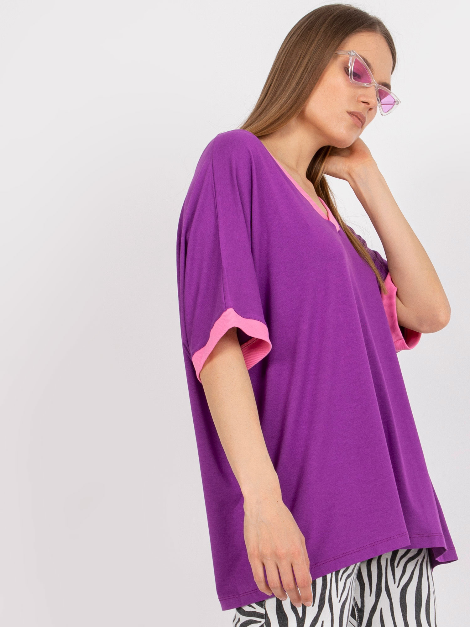 Fialovo-ružová oversized blúzka s výstrihom do V.