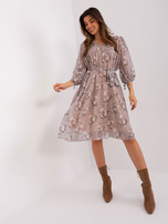 Hurt Ciemnobeżowa luźna sukienka we wzór kwiatów