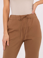 Camelowe materiałowe spodnie z kieszeniami 