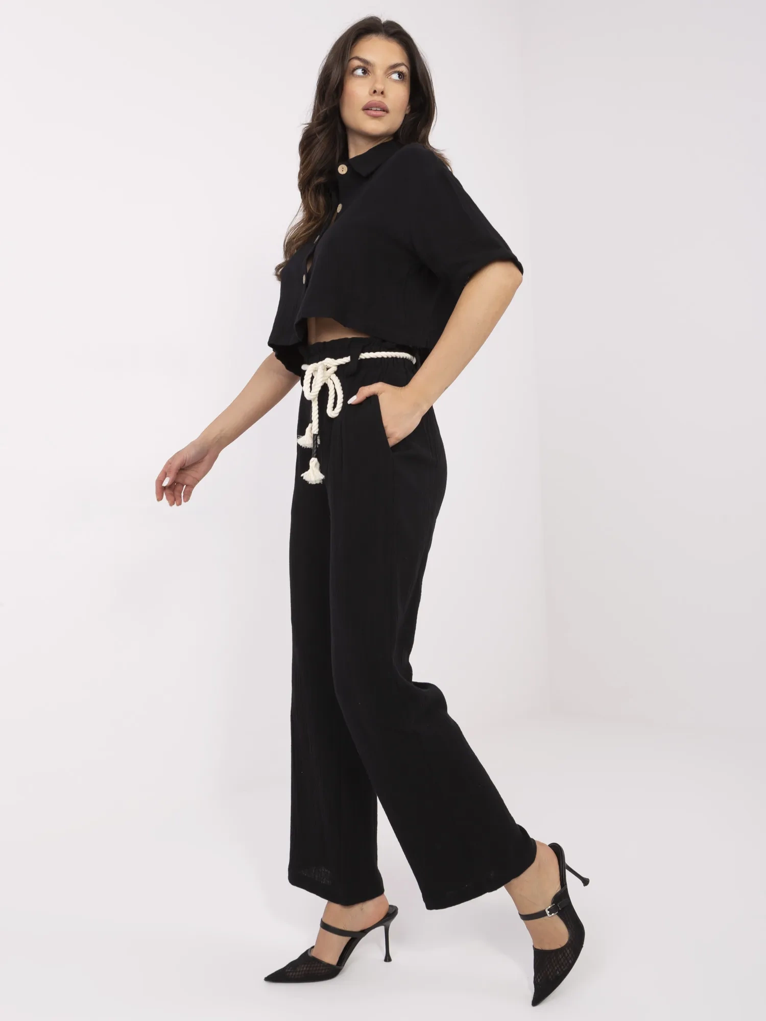 Schwarzes Musselin-Damenoutfit für den Sommer.