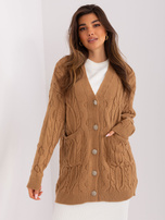 Hurtownia Camelowy rozpinany sweter w warkoczowe wzory