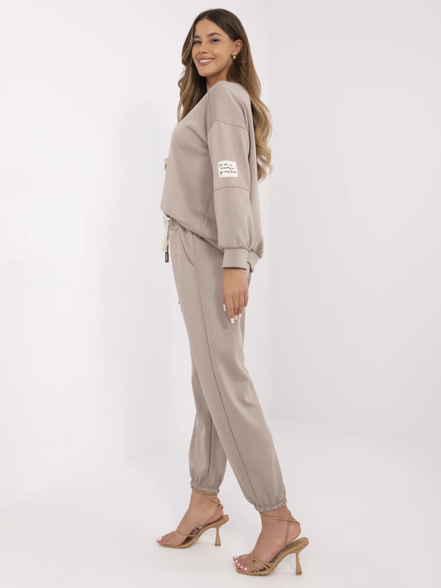 Dunkelbeige Jogginganzug mit Jogginghosen.
