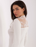 Ecru sweter z koronkowym golfem