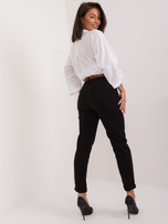 Hurtownia Czarne spodnie jeansowe mom fit z paskiem