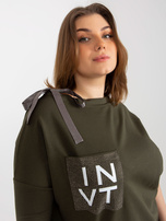 Großhandel Khaki Bluse Plus Size mit Applikation und Bindung.