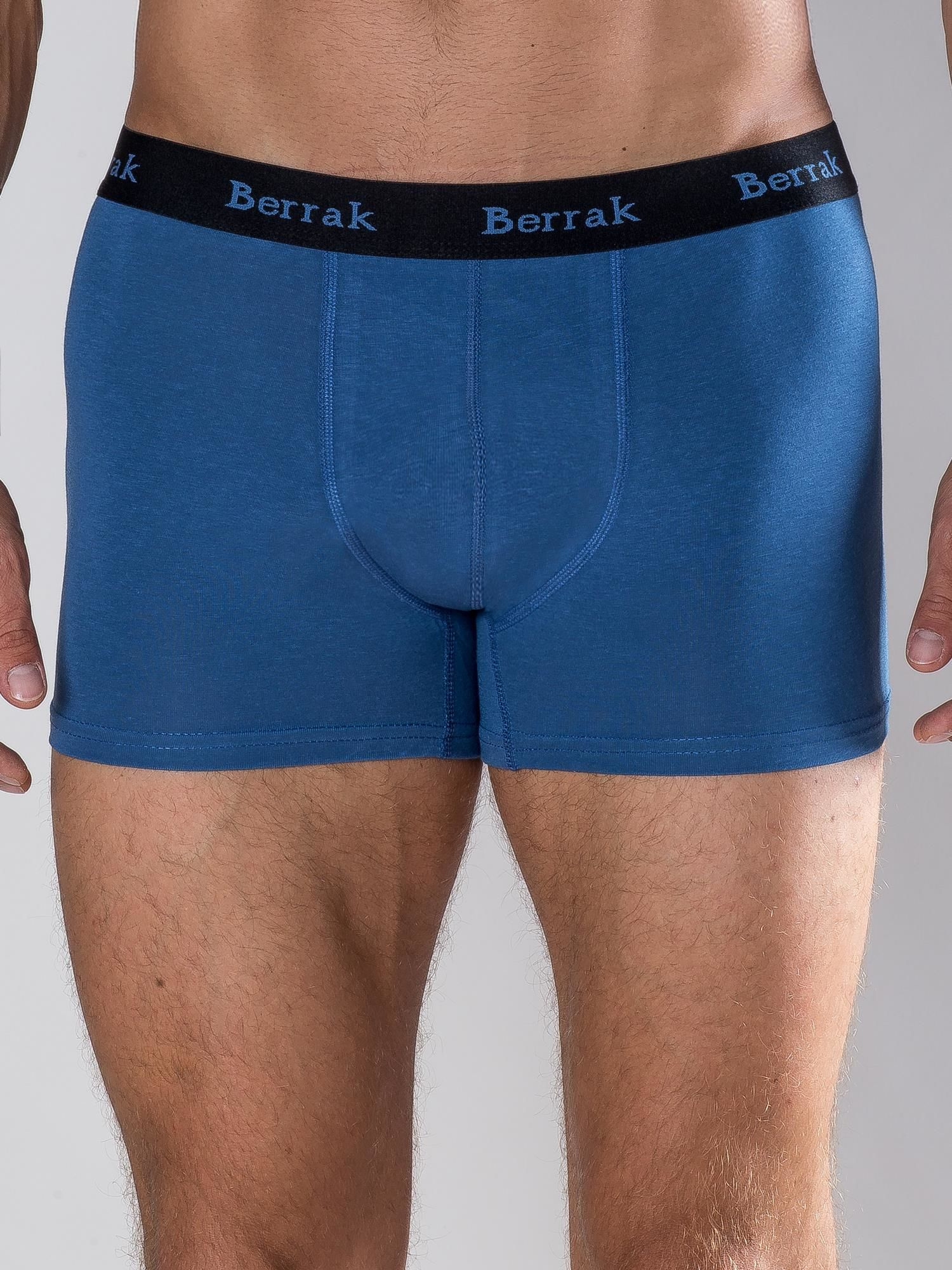 Blaue Männerboxershorts.