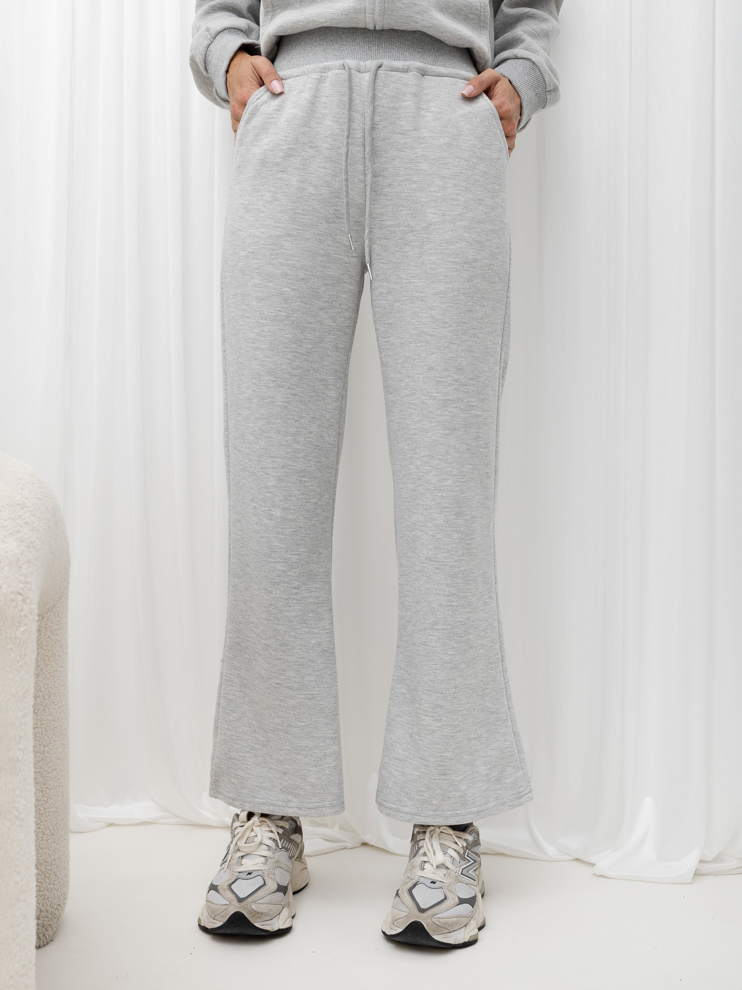 Grau Basic Sweatanzug mit Zip-Jacke.