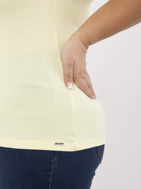 Jasnożółty t-shirt plus size o dopasowanym kroju