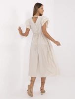 Helle beige Sommerkleid mit Knöpfen am Rücken.