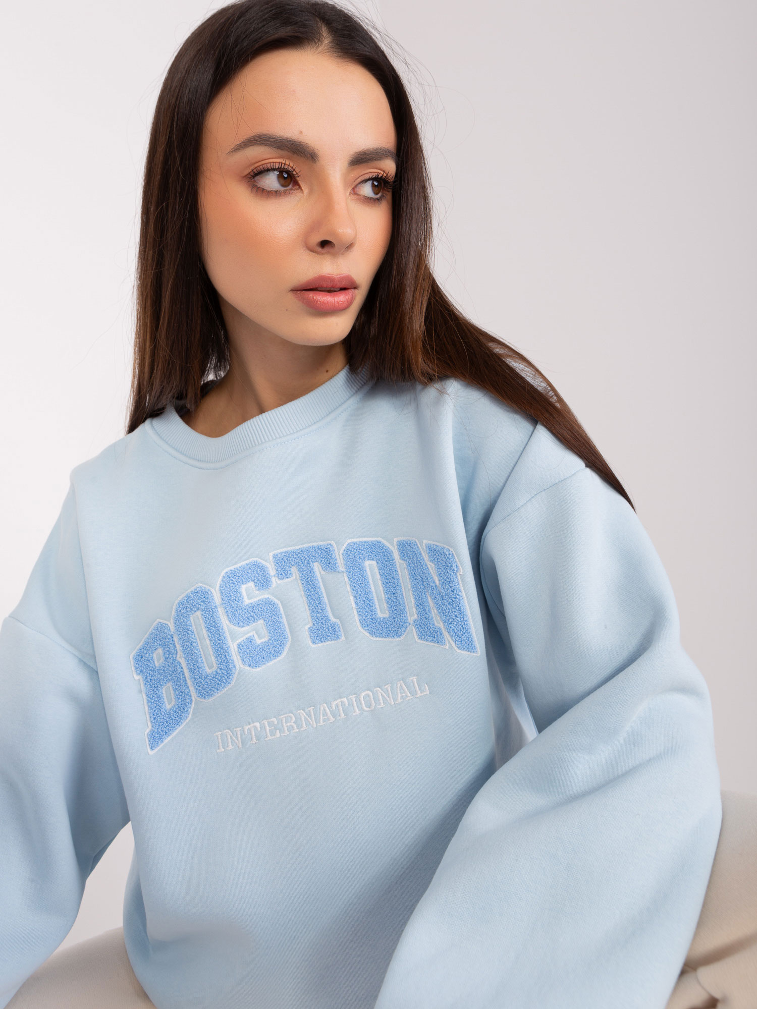 Hurt Hellblaue Oversize-Sweatshirt ohne Kapuze.