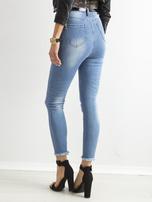Blaue, gewaschene Jeans mit hoher Taille und Knöpfen.