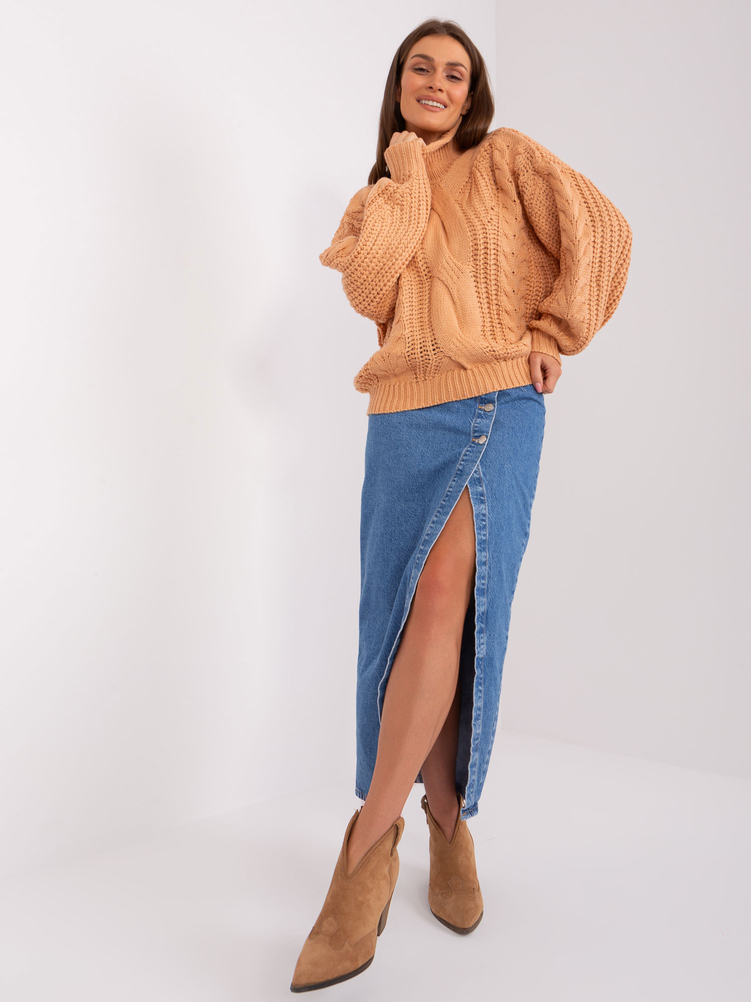 Brzoskwiniowy sweter oversize z warkoczami