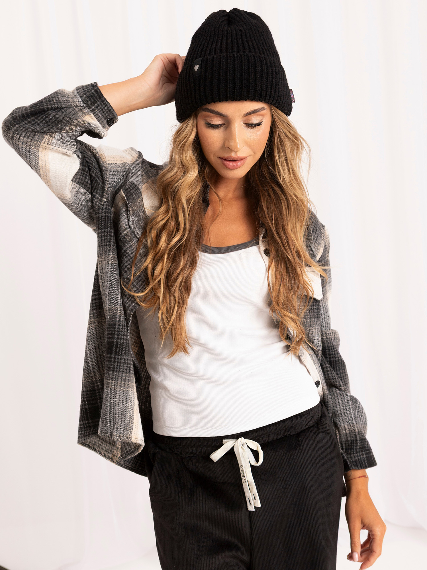 Czarna zimowa czapka beanie z naszywką