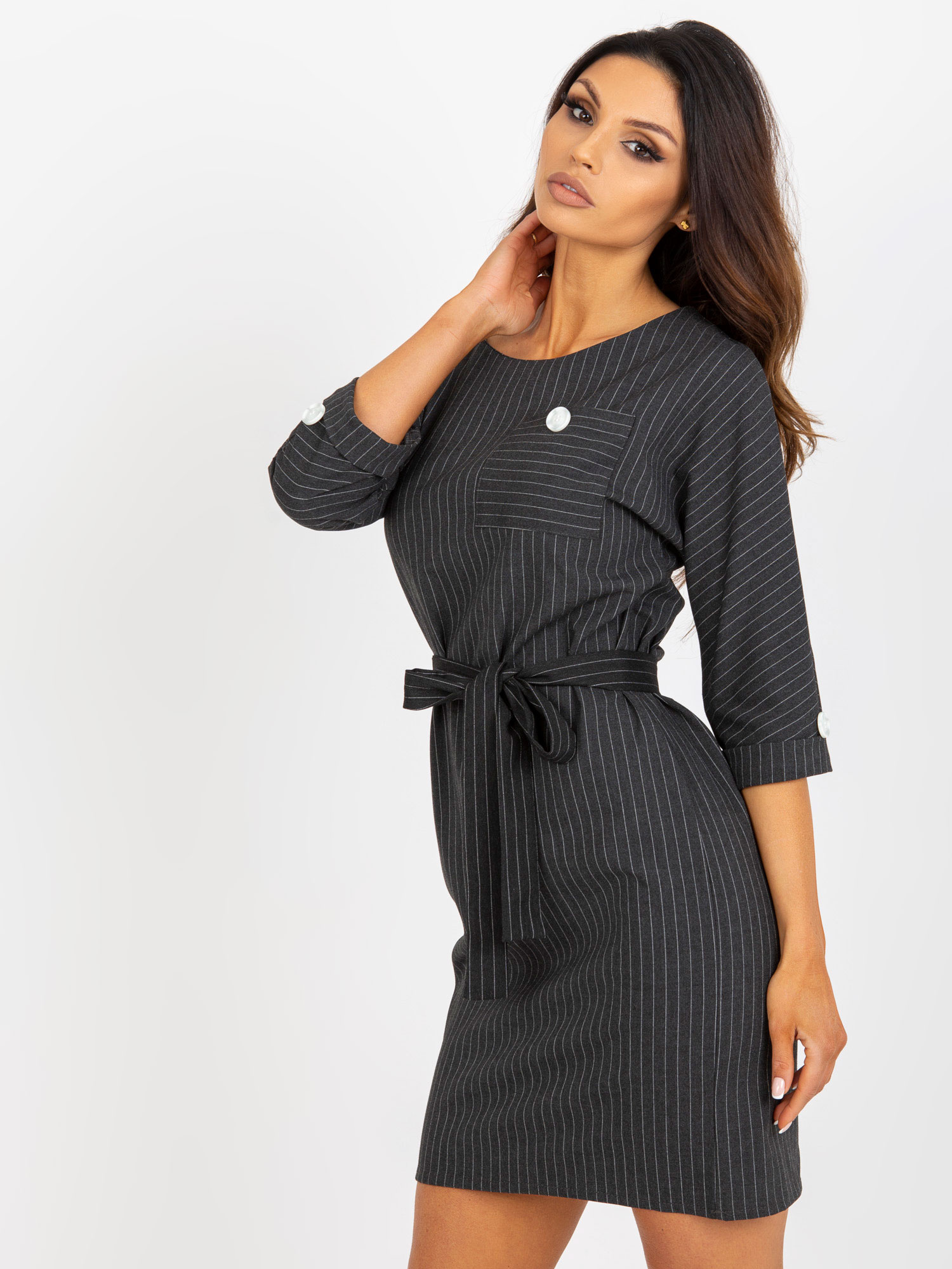 Ciemnoszara ołówkowa sukienka plus size w paski z kieszenią