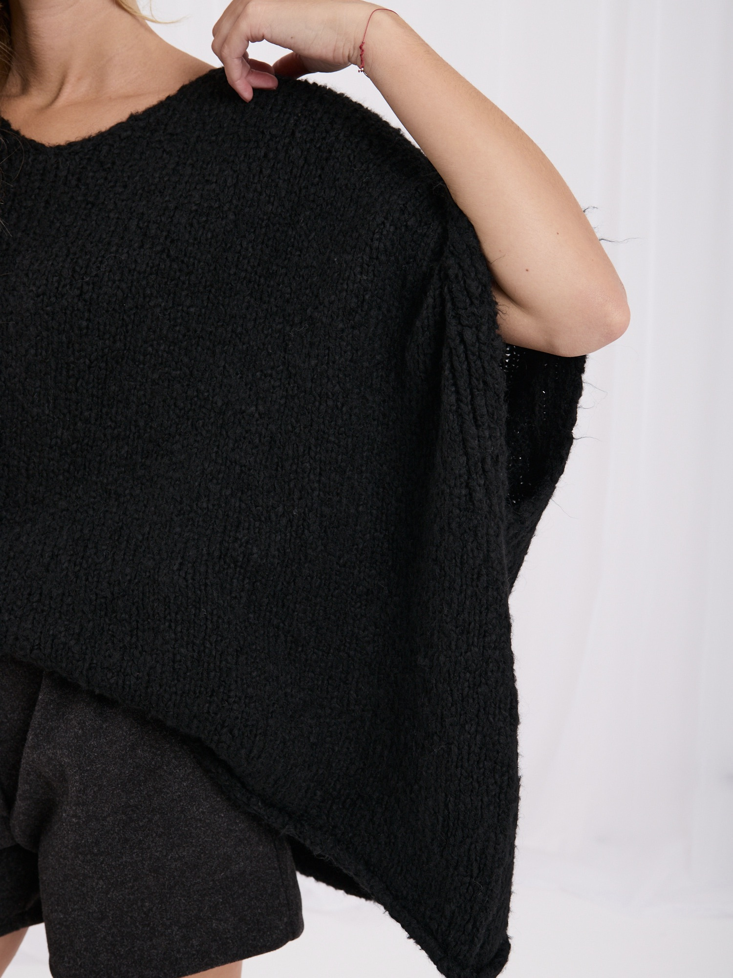 Czarny damski sweter oversize z domieszką wełny