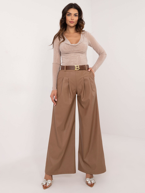 Hurtownia Camelowe spodnie z ekoskóry z paskiem