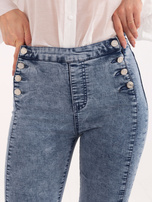 Hurt Niebieskie dopasowane jeansy z ozdobnymi guzikami