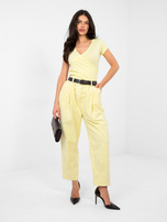 Pastelowy żółty t-shirt z kopertowym dekoltem RUE PARIS 