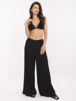 Schwarze strukturierte Hose mit weitem Bein.