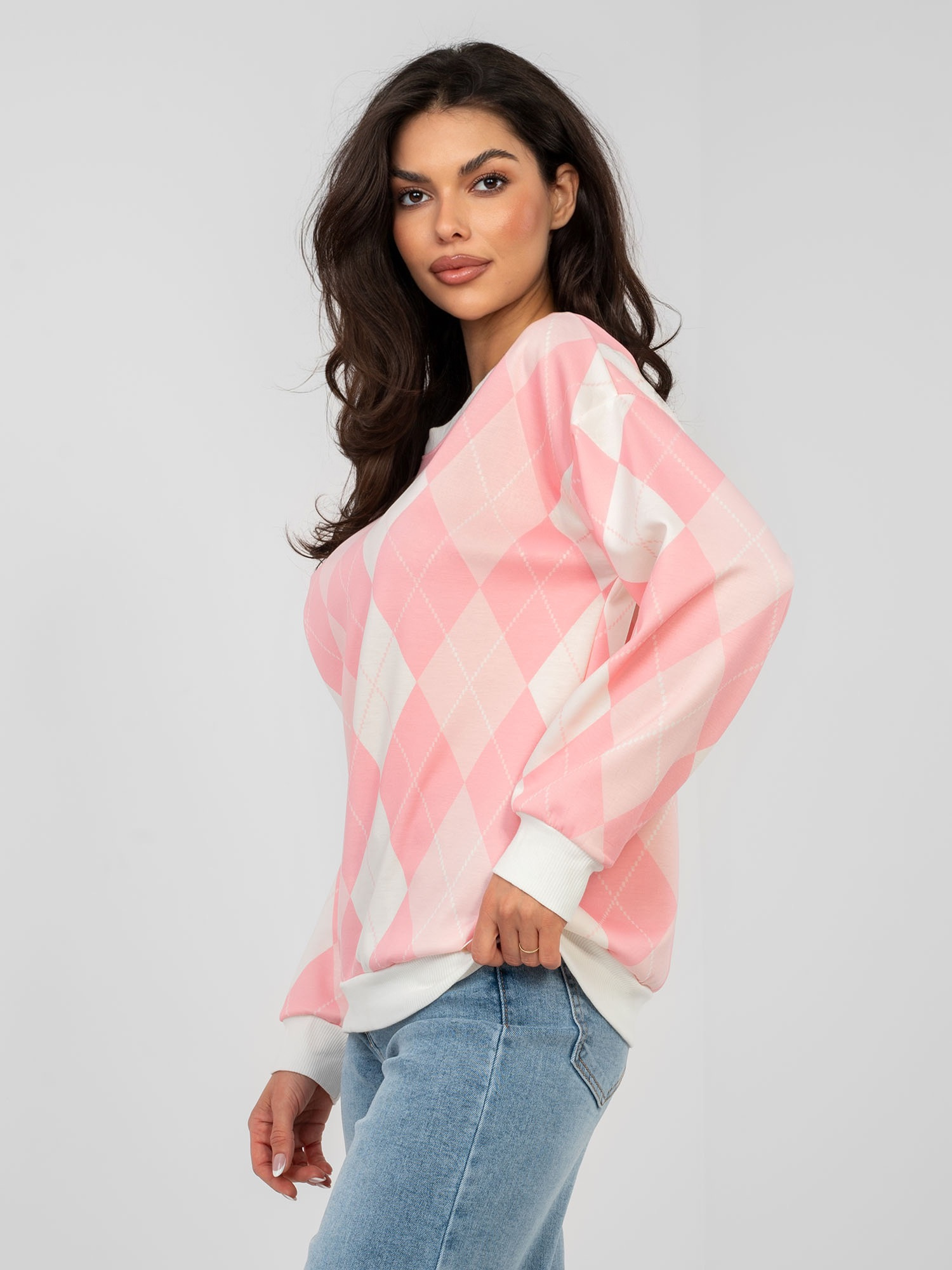 Pastellrosa Oversize-Pullover mit langen Ärmeln.