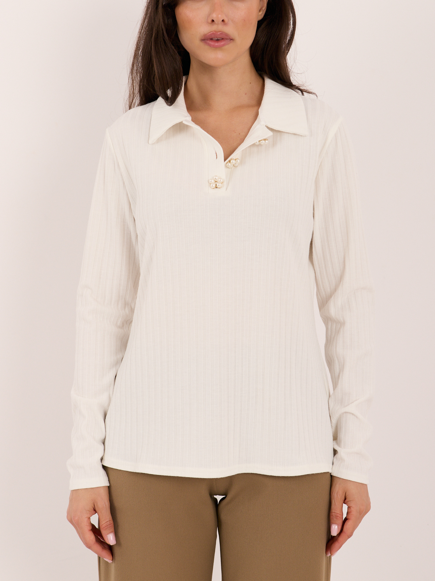 Ecru elegant blouse with a collar.