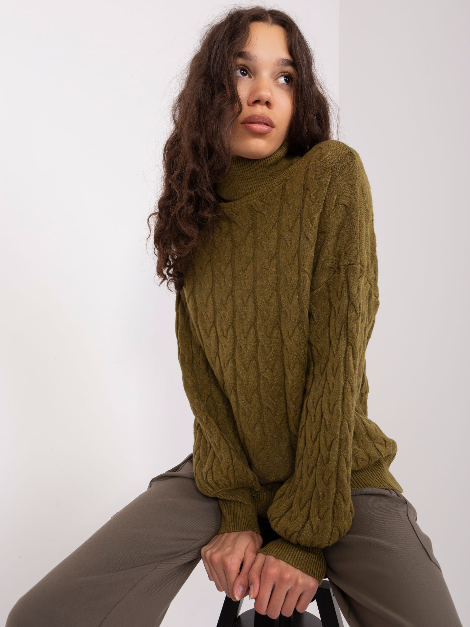 Khaki sweter golf damski ze ściągaczami