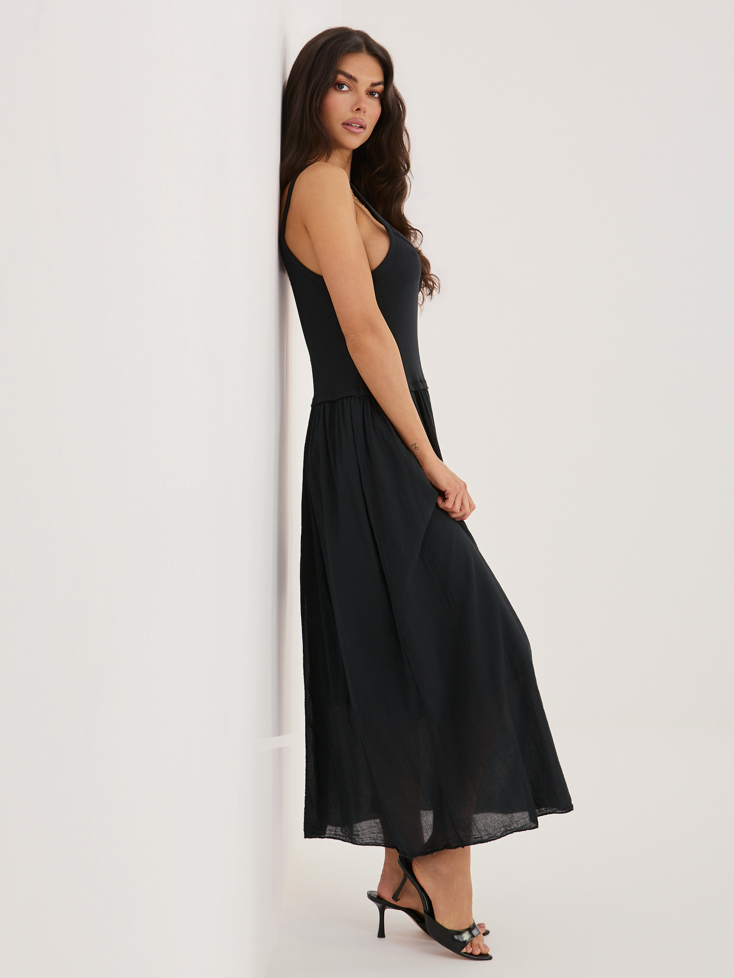 Černé letní šaty na ramínkách.