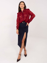 Bordowa koronkowa koszula z broszką