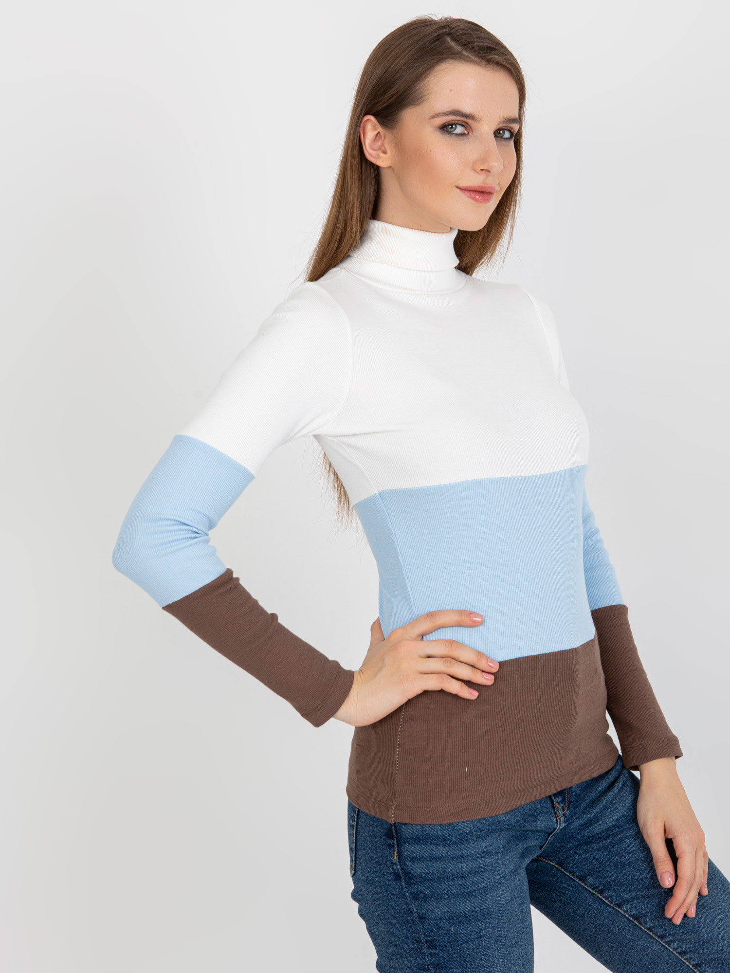 Ecru-jasnoniebieska bluzka basic z golfem w prążek