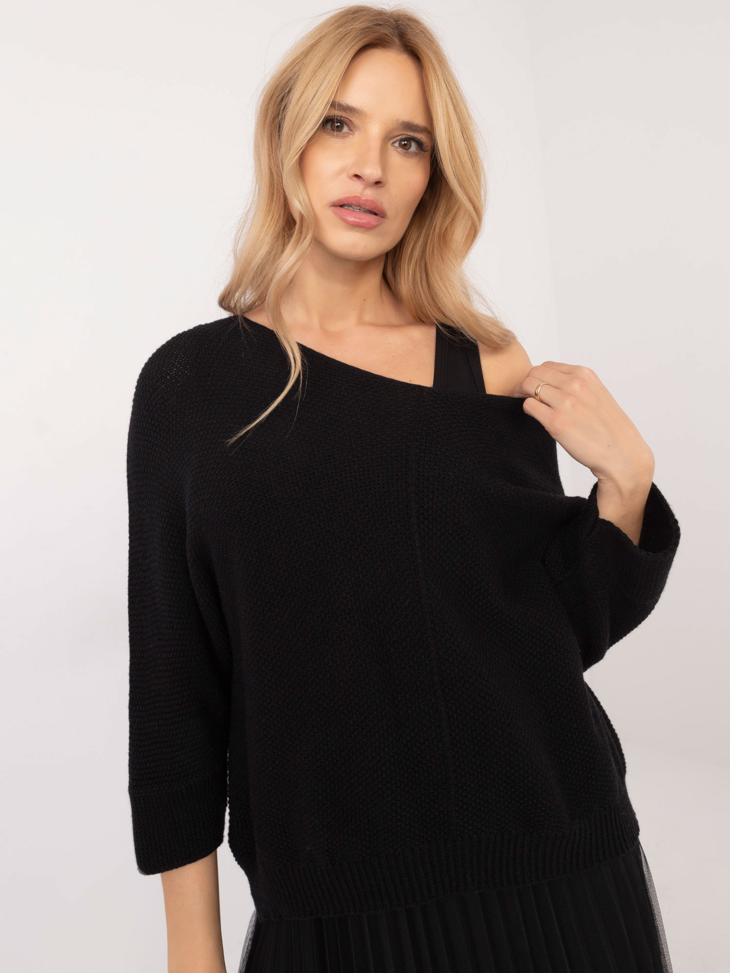 Juodo elegantiško komplekto su oversize megztiniu.