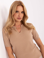 Camelowy sweter z ozdobnym łańcuszkiem