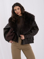 Schokoladenfarbene zweireihige Oversize-Jacke aus Kunstleder.