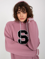 Hurt Brudnoróżowa dresowa bluza z kapturem i naszywką 