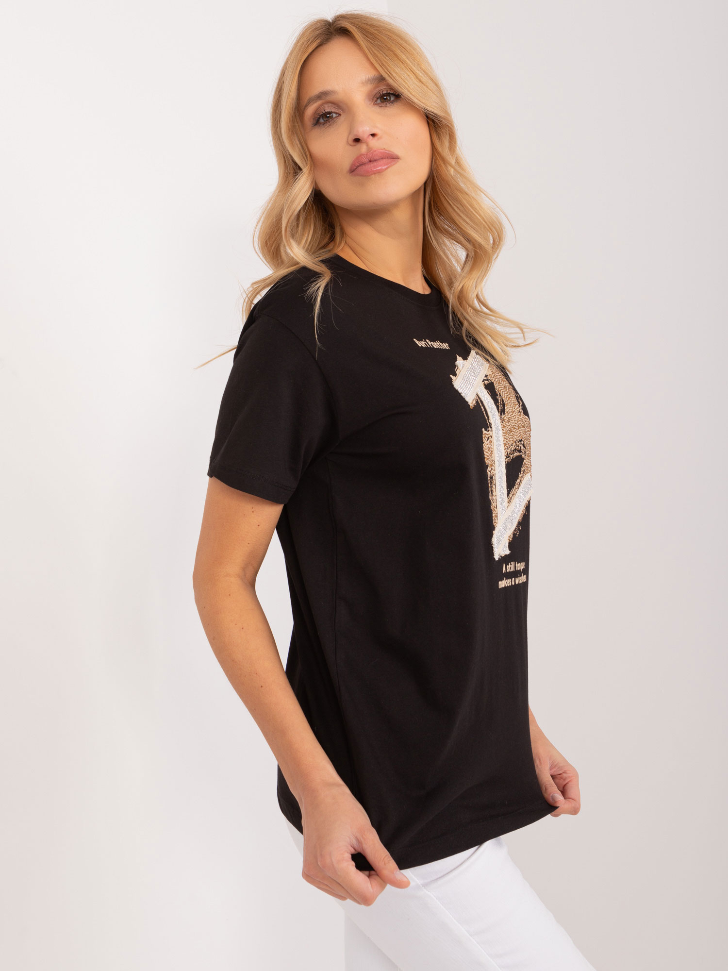 Hurt Czarny damski t-shirt z aplikacją i napisami
