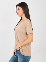 Ciemnobeżowy t-shirt basic z dekoltem V RUE PARIS 