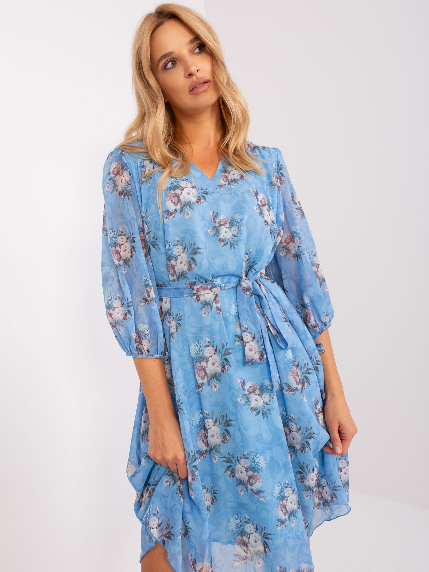 Niebieska sukienka oversize z nadrukiem w kwiaty