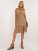 Hurt Camelowa sukienka przed kolano z falbaną OCH BELLA
