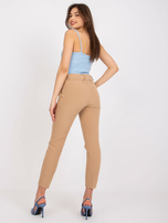 Camelowe spodnie materiałowe z paskiem Giulia